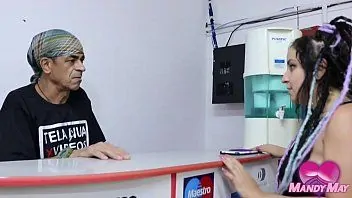 GATA PEITUDA FOI IMPRIMIR UMA CONTA ACHANDO QUE ERA LAN HOUSE, ACABOU ENTRANDO SEM QUERER NAS CABINES ERÓTICAS DO CENTRO DE SP E LIBEROU TUDO PARA O ATENDENTE  COMPLETO NO RED- Tela Nua Myke Brazil