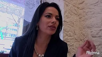 Cosmina, une mature sexy ferait tout pour le plaisir de son mari, même le tromper