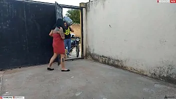 ENTREGADOR DE APLICATIVO TRANSANDO COM GOSTOSAS QUE PEDIU LANCHES ( videos completos em xvideos RED )
