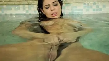 a gostosa fabiane thompson batendo siririca na piscina esfregando o bucetao ate gozar cena solo de masturbacao com a fabiane thompson gozando de verstep dade depois de uma siririca molhada e gostosa