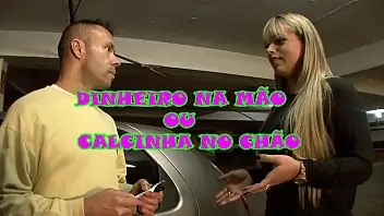 Angel Lima dando o cu enorme para dois pauzudos ! A loira rabuda que adora dar o cu levou rola até esfolar as pregas. A foda que deixou a Angel Lima arregaçada!