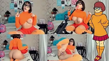 Cosplay Velma Scooby-Doo PORN Sex Machine Perfect Deepthroat Fuck pussy Cum On MOUTH, Velma fazendo Garganta Profunda e fodendo sua bucetinha com Sex Machine