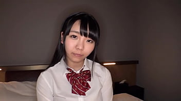 Uma adolescente japonesa peituda tem uma teta oleada, fode-te a rata.
