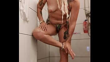 Bom dia banho com Alina modelista loira tattood porm estrela
