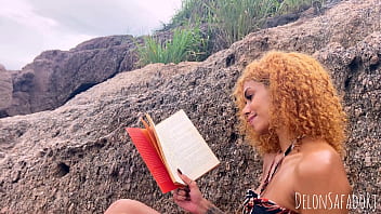 Encontrei uma linda Sereia novinha lendo um livro na praia então fiz uma proposta indecente e ela aceitou | Mih Ninfetinha