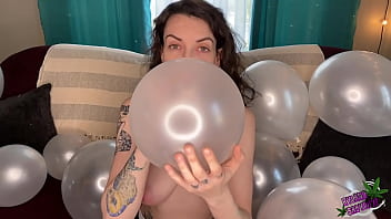 Gata com tinta Ryland Inflação de balão em topless