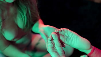 Atiçando você com nossos pezinhos deliciosos, pisando em marshmallows e gozando – Foot fetish tease and cum