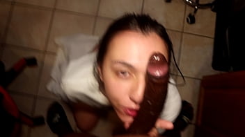 Chica blanca se follan en la cara después de limpiar la cocina por dinero