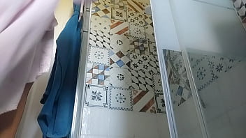 o chuveiro é um momento privado, não espie!