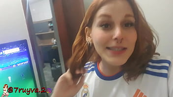 Novinha boqueteira só consegue ver jogo se for chupando uma rola