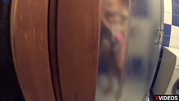 Peguei a amiga da minha esposa no chuveiro e ela não se importa