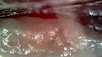 Orgasmo de buceta peluda fértil com microscópio médico