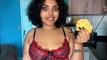 Gordinha rabuda fodendo de quatro Juliana coxta levando tapa e sentando no motel   vlog sacana cortando abacaxi