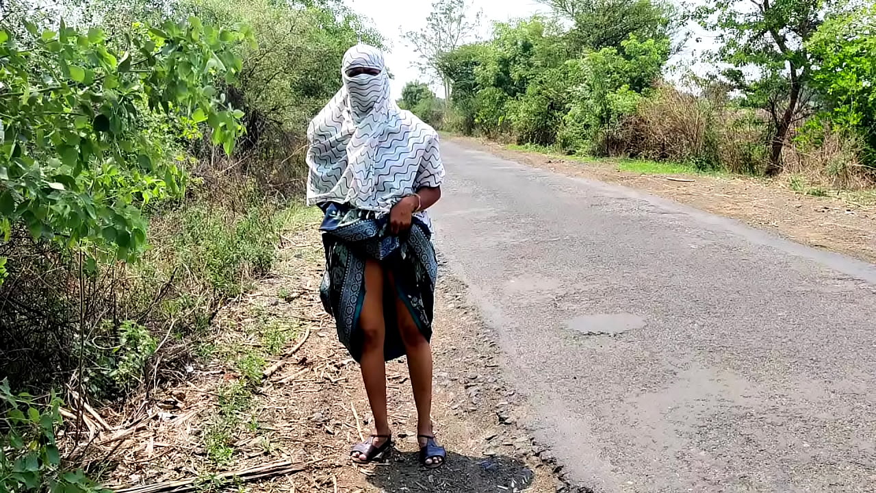 Parado na estrada, Komal disse, preciso a 20 terrenos todos os dias.