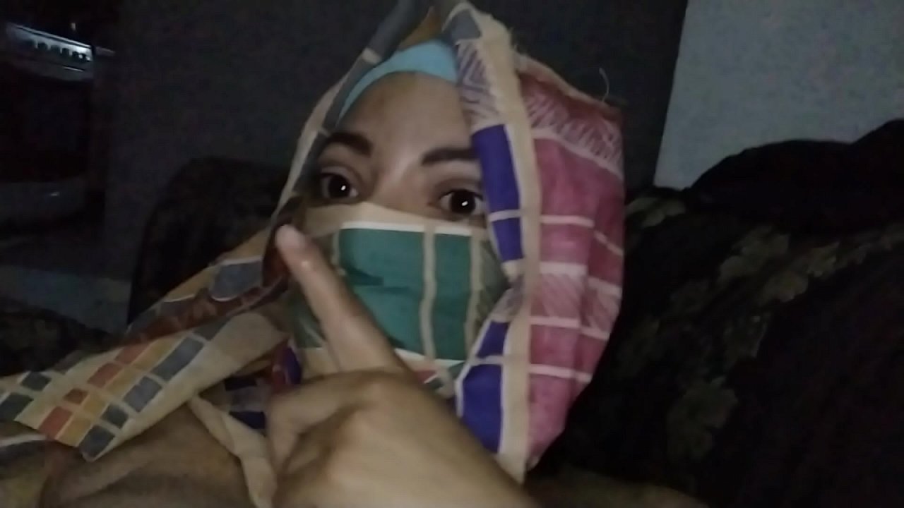 Verdadeira mãe árabe muçulmana em hijab se masturba esguichando buceta molhada e cremosa enquanto o marido está cansado e assistindo TV