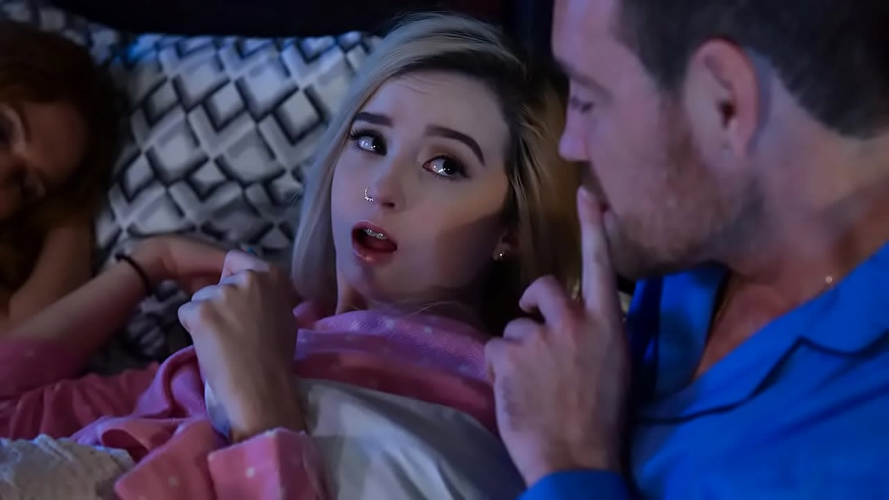 Padrasto fode sua namorada Lexi Lore enquanto a madrasta descansa ao lado