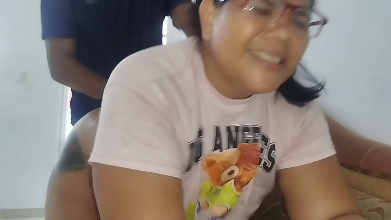 Dona de casa paga técnico com um bom boquete e uma foda dura e gostosa enquanto o marido trabalha
