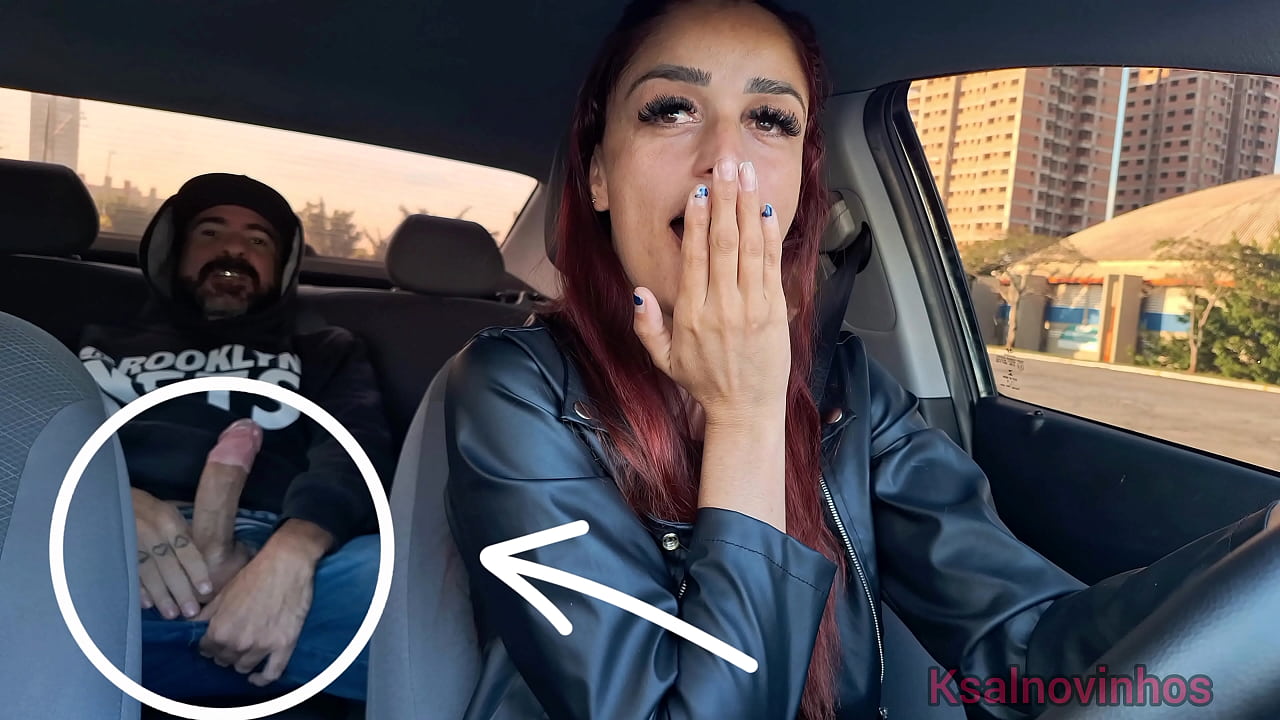 Safada motorista de aplicativo flagra passageiro se masturbando atrás!