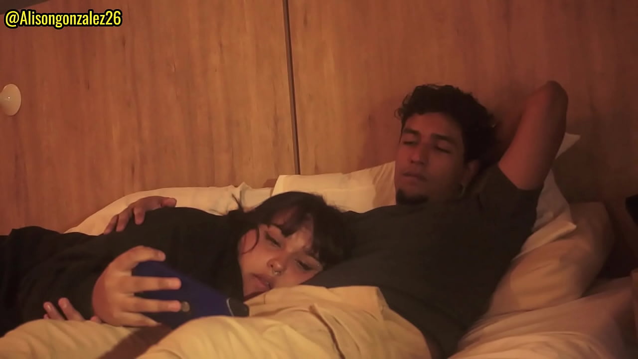 Ver Netflix com a minha meia-irmã mas não pude deixar de colocar o meu pénis na boca dela, quase nos descobriram!!