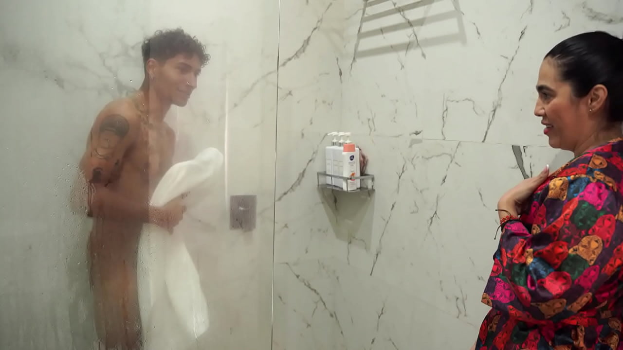 Madrasta gostosa acaba transando com o enteado magrinho depois de espioná-lo no chuveiro