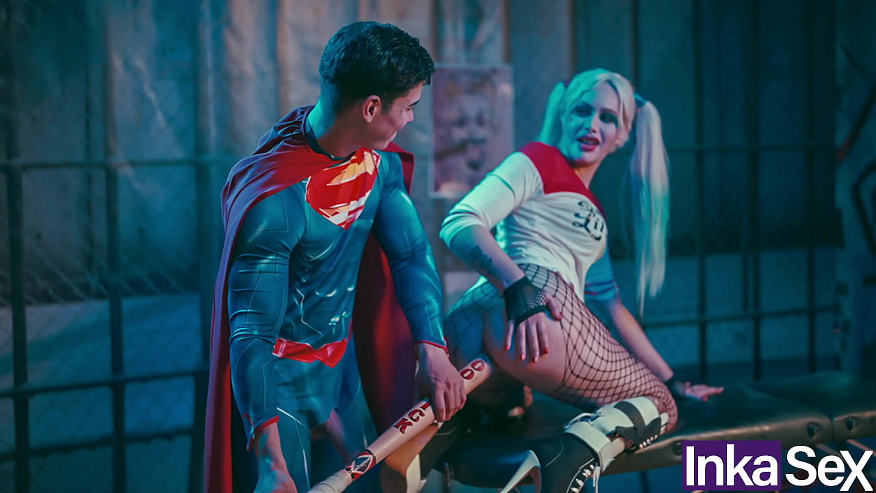 Superman insere o bastão de Harley Quinn em seu ânus para salvar o mundo.