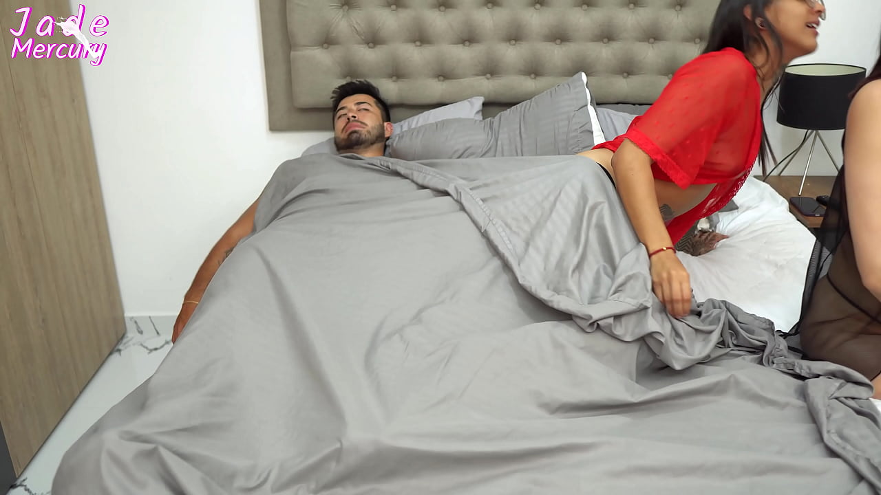 Minha meia-irmã me convida para ir à casa dela, nós três dividimos a cama e eu acabo transando com o marido dela.