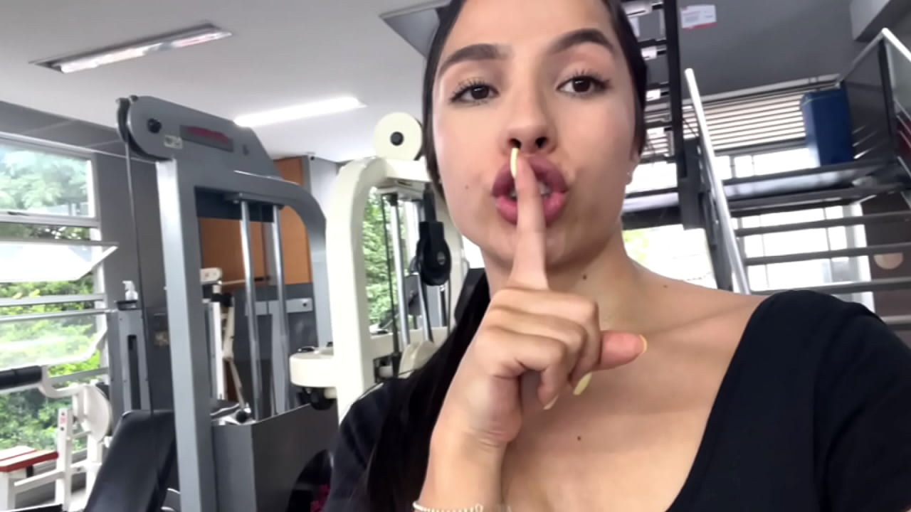 Garota sexy ejacula intensamente no banheiro da academia e quase é flagrada pelo instrutor