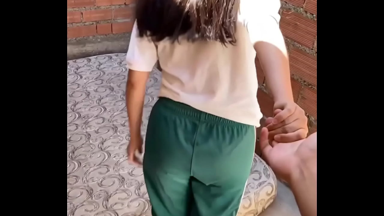 ALUNA PERDE UM DESAFIO E FICA NUA NO PÁTIO DA ESCOLA. SUA COLEGA TRANSOU E ELAS GRAVAM UM PORNÔ CASEIRO COMPLETO ENTRE ALUNAS ONLINE.