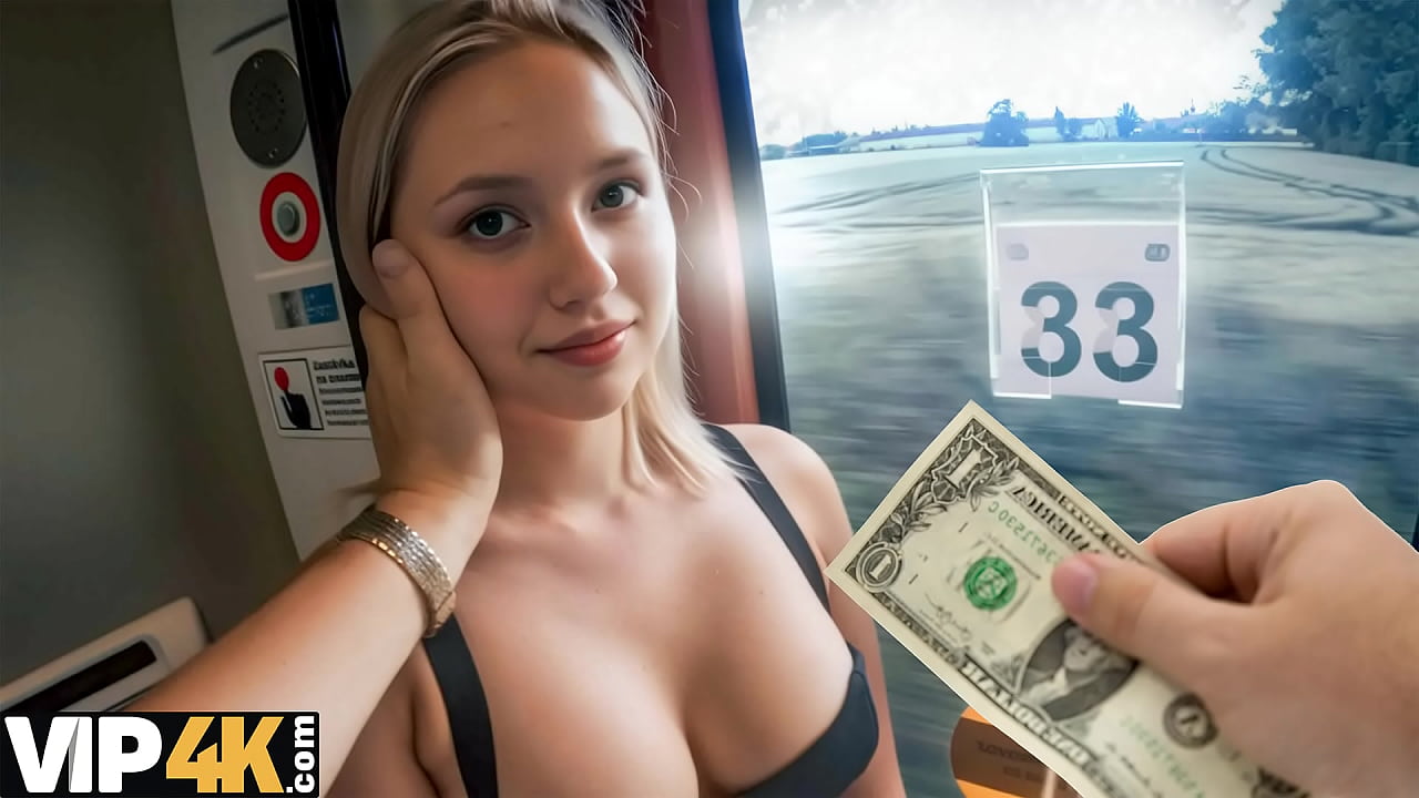 HUNT4K. Loira gostosa chupou um pau no banheiro da ESTAÇÃO DE TREM!