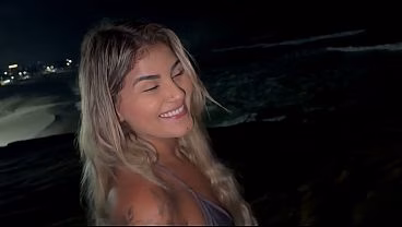 Casada na praia leva leite pro marido
