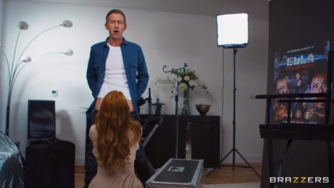 Danny D surpreende Ella Hughes em masturbação