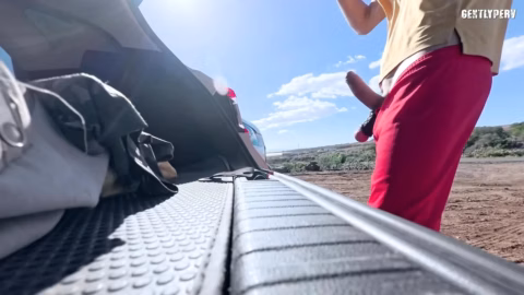 Mulher jovem se exibe em estacionamento