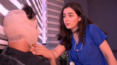 Médica ajuda paciente a gozar no rosto