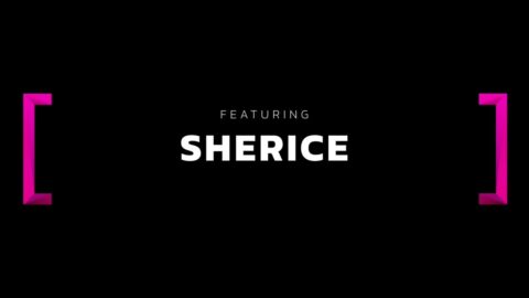 Sherice nua na banheira se masturba