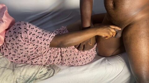 Fridayborn Official implora por sexo na cama