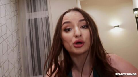 Amber Bloom reage ao motorboat e sexo contra a porta