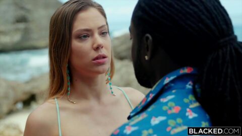 Avery Cristy acaricia pau preto na praia