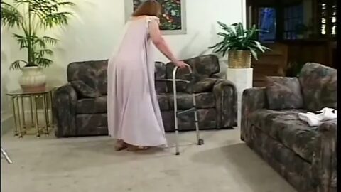 Madura leva pau e dildo no cu