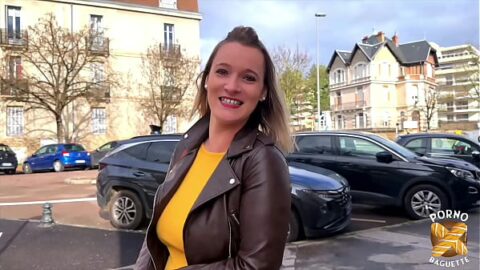 Milf Kelly com seios grandes em menage