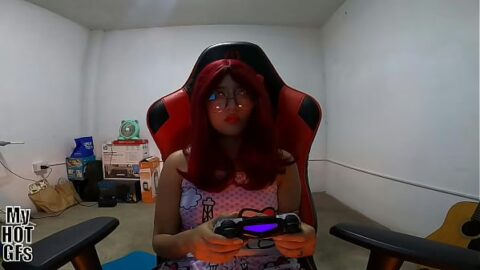 Kelly recebe creampie enquanto joga videogame