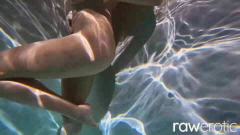 Mashenka ucraniana loira na piscina