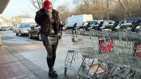 Estagiário come a milf no supermercado