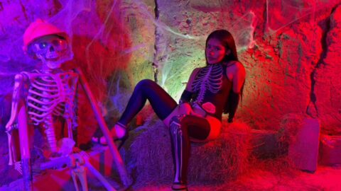 Carolina Guerrero excitada por esqueleto no Halloween